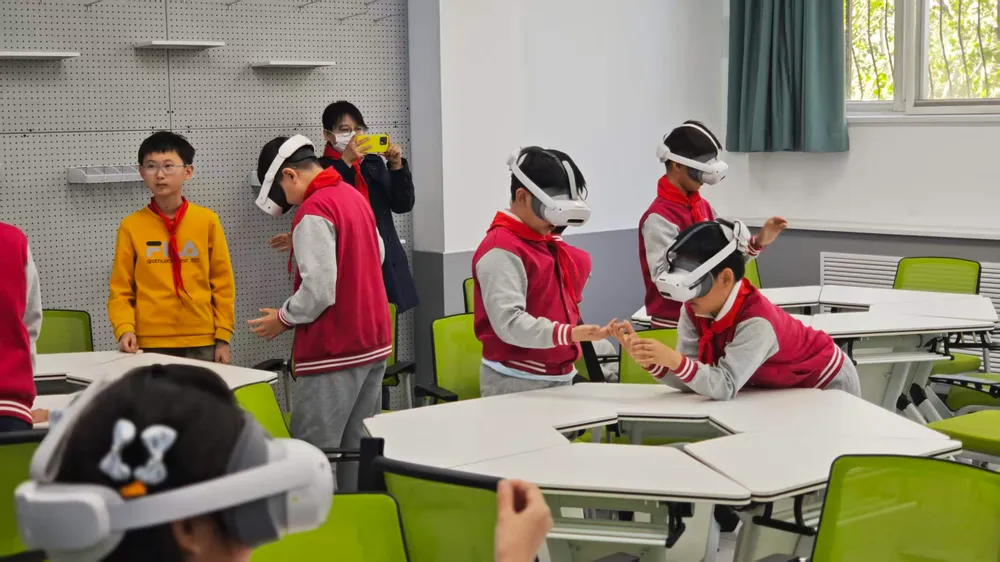学生在课堂中参与MR互动体验的真实现场