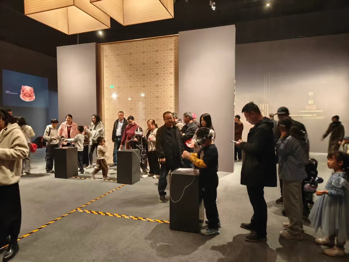观众在黄金缕金器展参与MR体验