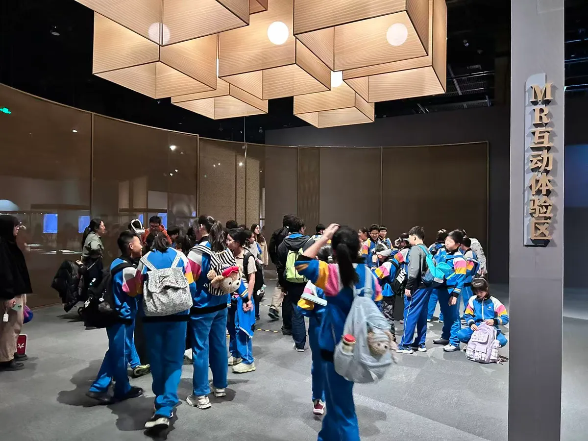 学生团体在黄金缕金器展MR项目现场参观体验