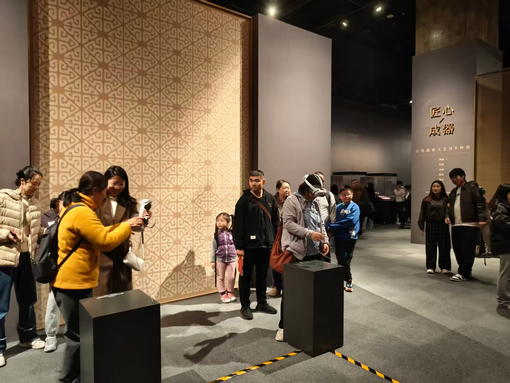 观众在首都博物馆真实展览空间内佩戴MR设备体验数字内容