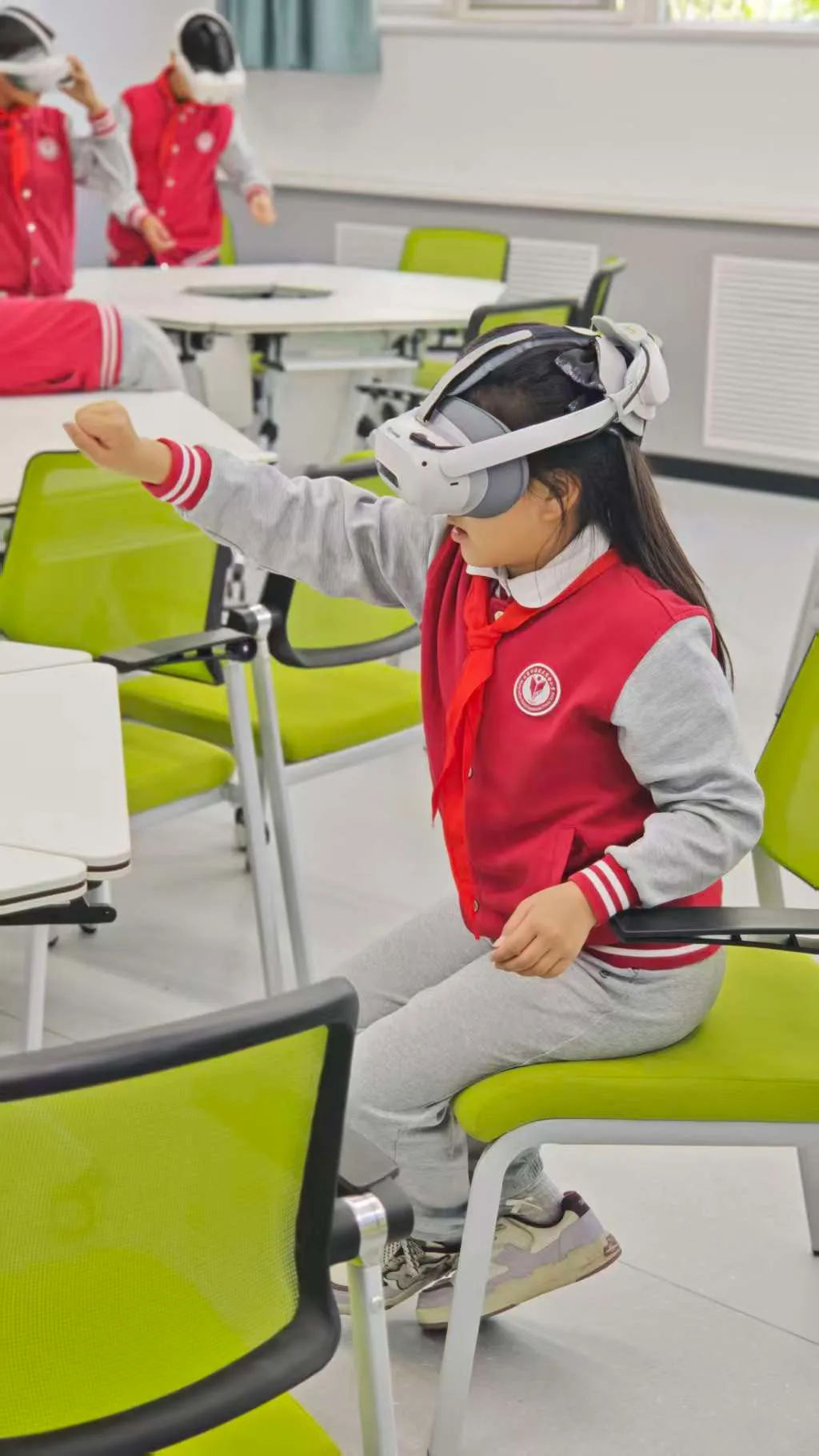 小学生在课堂中佩戴MR设备参与课程互动
